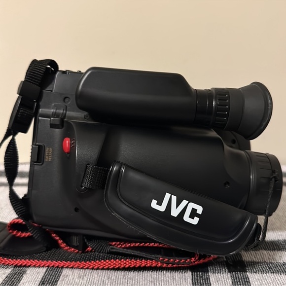 Vintage JVC Compact VHS Camcorder & Accessories - Picture 9 of 14